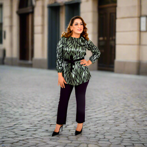 طقم بلوزة بحزام باللونين الأخضر والأسود مع بنطلون أسود