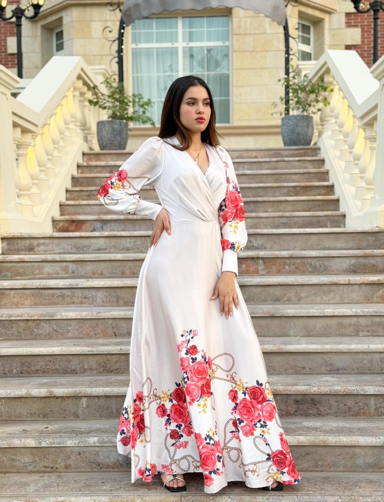 فستان أبيض بطبعة زهور بأكمام طويلة وحزام