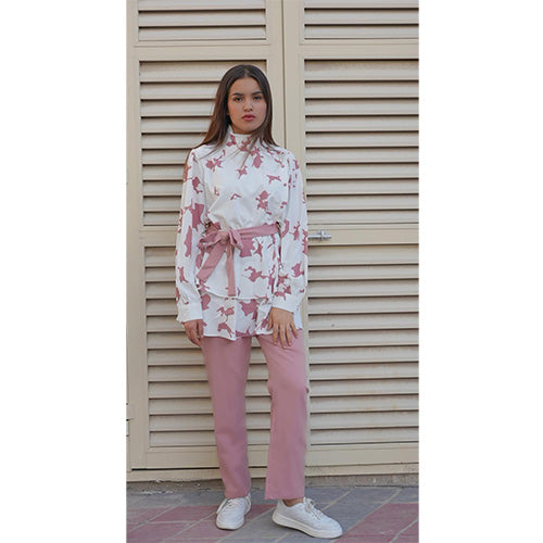 .طقم بلوزة بيضاء وزهرية ناعمة مع سروال وردي