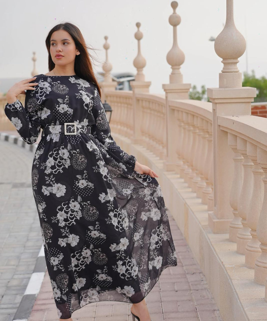 فستان أسود مع فستان ماكسي أبيض بنقشة الزهور