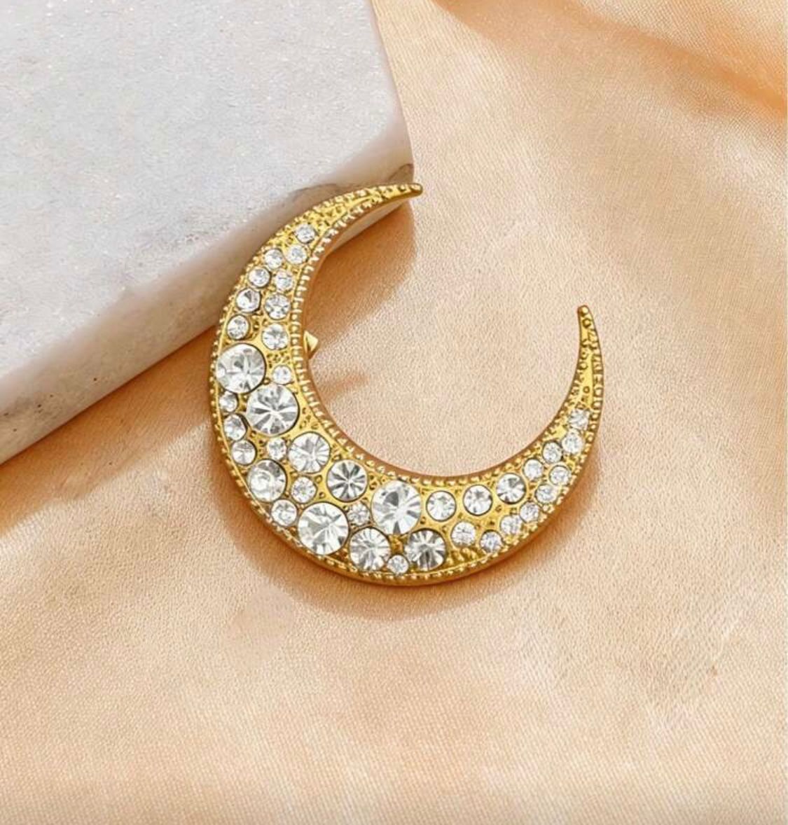 Hair Accessory A golden in the shape of a sparkling crescent ( 1 pieces )